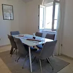 Apartament Dineva *