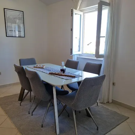 Apartman Dineva *