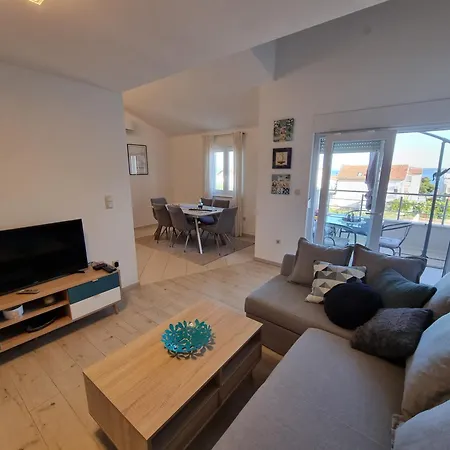 Dineva * 特罗吉尔