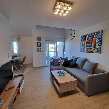 Dineva * 特罗吉尔